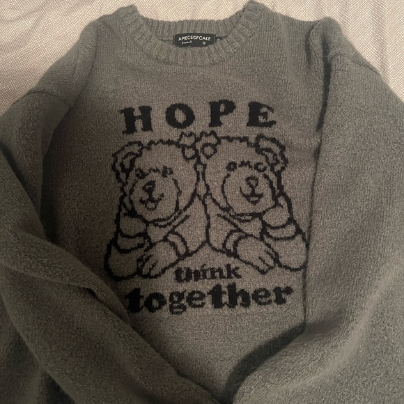 A piece of cake bear sweater - Picture 1 of 1
